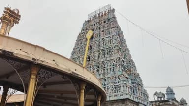 திருப்போரூர்: முருகன் கோவிலில் கந்த சஷ்டி பெருவிழா ஆயிரக்கணக்கான பக்தர்கள் வேண்டுதலை நிறைவேற்றும் விதமாக  தங்க கொடி மரத்தை சுற்றி வருகின்றனர்