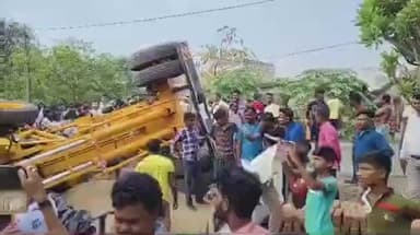 হীরবাঁধ: সোলার হাই মাস্ট লাইট বসাতে গিয়ে উল্টে গেল ক্রেন, চাপা পড়ে গুরুতর জখম প্রায় সাত জন