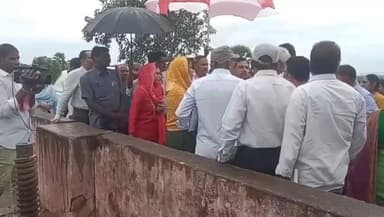 తెనాలి: తెనాలి డివిజన్ లోని తుఫాన్ ప్రభావిత ప్రాంతాల్లో పర్యటించిన జిల్లా కలెక్టర్ తమీమ్ అన్సారియా