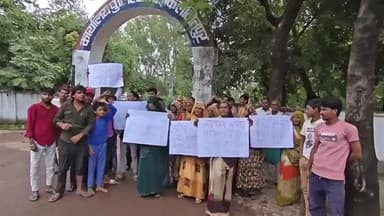 तालबेहट: मथुरा डांग के करीब 2 दर्जन ग्रामीणों ने गांव में बेची जा रही अवैध शराब की बिक्री बंद करने की मांग को लेकर नारेबाजी की