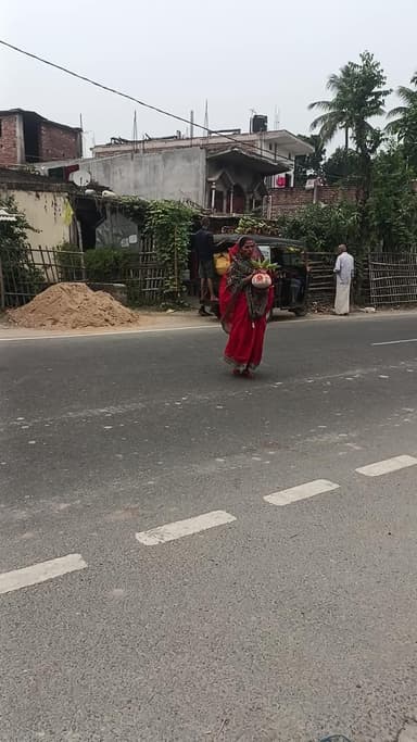 छठ पूजा अर्चना करने वाले सभी श्रद्धालु श्रध्दा के साथ अपने स्थान पर जाते हुए।