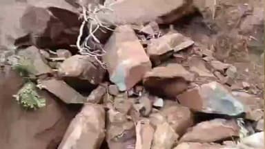 अक्राणी: चांदसैली घाटात दरड हटविण्याचे काम सुरू..