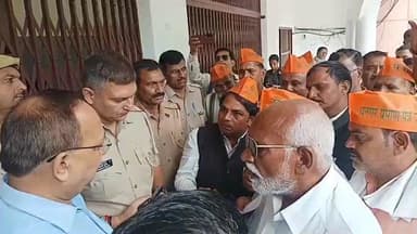 मथुरा: धनगर जाति के प्रमाण पत्र नहीं बनने पर भड़का आक्रोश, डीएम कार्यालय पर किया प्रदर्शन, कांग्रेसी नेता ने लगाया आरोप