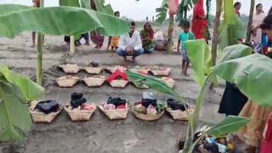 अमौर: प्रखंड क्षेत्र अंतर्गत विभिन्न छठ घाटों में डूबते सूर्य को अर्ध दिया गया