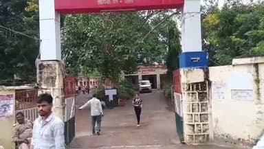 ललितपुर: नगर में चांक चौबंद पुलिस और प्रशासनिक व्यवस्थाओं के बीच शांतिपूर्ण तरीके से दो पालियों में डीएलएड की परीक्षा संपन्न हुई