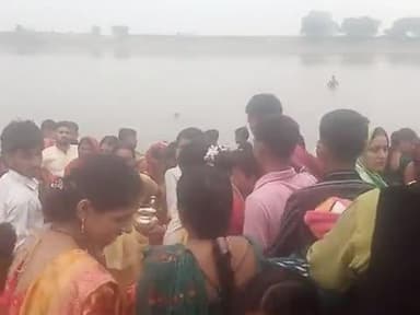 छठ महापर्व की संध्या की आर्ग में जुड़े भक्त समर्पित कर सुबह पुनः पधारने अथमलगोला हसनचक की गंगा घाट पटना