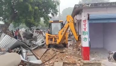 जालौन: कुठौंद गांव में प्रशासन की बड़ी कार्रवाई, अवैध अतिक्रमण पर चला बुलडोजर