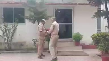 चंदौली: लीलापुर रेलवे फाटक के पास पुलिस को मिली बड़ी सफलता, कार से 52 किलो अवैध गांजा बरामद, एक तस्कर गिरफ्तार