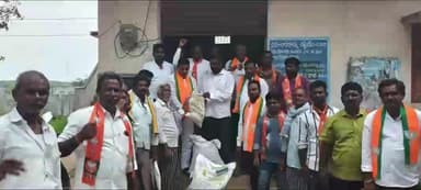 వడ్డేపల్లి: శాంతినగర్ పట్టణంలో రైతులకు వేరుశనగ విత్తనాలు పంపిణి చేసిన బీజేపీ నేతలు