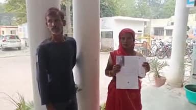 फर्रुखाबाद: दौली की मढ़ैया निवासी महिला ने बाढ़ में मकान कट जाने के बाद रहने के लिए घर न बचने पर डीएम से लगाई गुहार