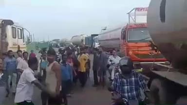 ପାରାଦୀପ ଲକ୍: ବାଇକକୁ ପଛପଟୁ ଧକ୍କା ଦେଲା ଆଇରନ ଟ୍ରକ, ଅଳ୍ପକେ ବର୍ତ୍ତିଗଲେ ବାଇକ ଚାଳକ, ଯାହାକୁ ନେଇ କିଛି ସମୟ ପାଇଁ ବିଶ୍ଵାଳୀ ଗଡ଼ାରେ ଉତ୍ତେଜନା, ପାରାଦୀ