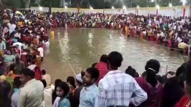 वज़ीरगंज: वजीरगंज में डूबते सूर्य को अर्घ्य देने उमड़ी श्रद्धालुओं की भीड़