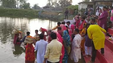 छठ पूजा 27 अक्टूबर रूपचंद गुप्ता कौशल्या गुप्ता सपरिवार Chhath Ghat तालाब पर सूर्य को arg देते हुए🎍🎍🎍🕉️🕉️🕉️🕉️🕉️