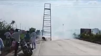 लोहा: नांदेड लोहा मार्गांवरील कारेगाव येथे मोठ्या शिडीचा विद्युत तारेला स्पर्श होऊन एकाचा मृत्यू तर तिघेजण जखमी