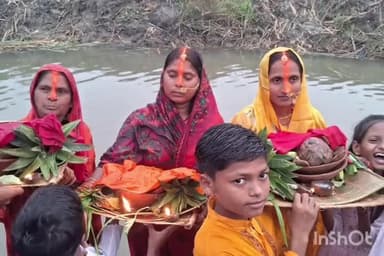 नवा बाज़ार: नावा बाजार प्रखंड क्षेत्र में छठ व्रतियों ने डूबते सूर्य को दिया पहला अर्घ्य