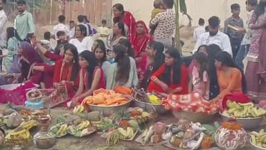 सरदारशहर: बुच्चा गेस्ट हाउस के पास छठ पर्व पर बिहारी बंधुओं ने ढलते सूरज को अर्घ्य देकर की पूजा-अर्चना, धूमधाम से मना रहे पर्व