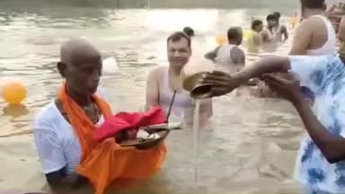 बिंद: बिंद प्रखंड के विभिन्न छठ घाटों पर व्रतियों ने अस्ताचलगामी सूर्य को अर्घ्य अर्पित किया