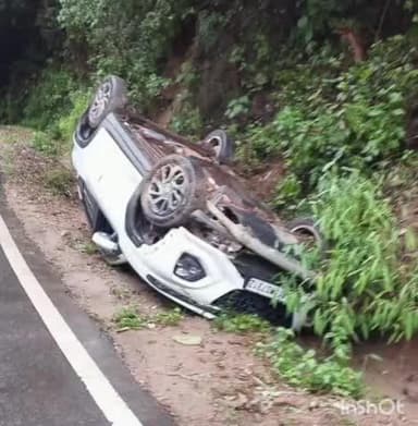 ಮೂಡಿಗೆರೆ: ಚಾಲಕನ ನಿಯಂತ್ರಣ ತಪ್ಪಿ ಚಾರ್ಮಾಡಿ ಘಾಟ್ನಲ್ಲಿ ಕಾರು ಪಲ್ಟಿ.! ಮೂವರು ಪ್ರಾಣಾಪಾಯದಿಂದ ಪಾರು.!