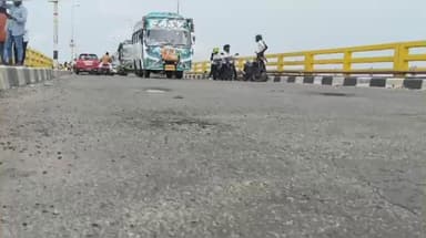 இராமேஸ்வரம்: கனமழை காரணமாக பாம்பன் சாலை பாலம் முழுவதும் சேதமடைந்துள்ளதுடன், பாலத்தின் பக்கவாட்டு சுவர் ஆங்காங்கே விரிசல்