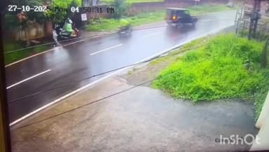 കൊണ്ടോട്ടി: കൊണ്ടോട്ടി കരുവാങ്കല്ല് ചെങ്ങാനി മുല്ലപ്പടിക്കു സമീപം നിയന്ത്രണം വിട്ട ജീപ്പ് ലോറിയിലേക്ക് ഇടിച്ചു കയറി അപകടം