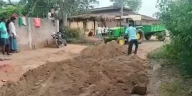 डंडई: समाजसेवी पप्पू की पहल से जर्जर सड़क हुई आवागमन योग्य, ग्रामीणों को मिली राहत