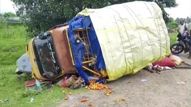 சின்ன சேலம்: வாசுதேவனூர் தேசிய நெடுஞ்சாலையில் காய்கறி ஏற்றி வந்த வாகனம் சாலையில் கவிழ்ந்து விபத்து