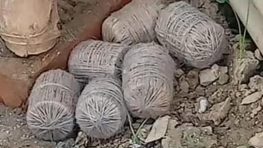 পূর্বস্থলী ২: কমলনগর এলাকায় নির্মীয়মান বাড়ির পাশে ৬টি তরতাজা বোমা উদ্ধারকে কেন্দ্র করে চাঞ্চল্য, ঘটনাস্থলে পুলিশ