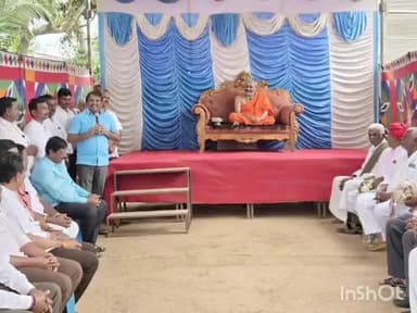 ರಾಣೇಬೆನ್ನೂರು: ಕವಲೇತ್ತು ಗ್ರಾಮದಲ್ಲಿ ಕಾಗಿನೆಲೆ ಗುರುಪೀಠದ ನಿರಂಜನಾನಂದ ಪುರಿ ಶ್ರೀಗಳ ಗ್ರಾಮ ದರ್ಶನ ಕಾರ್ಯಕ್ರಮ ನಡೆಯಿತು