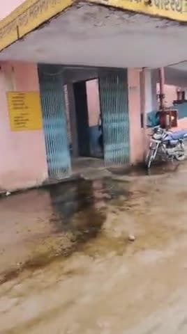 स्वास्थ्य विभाग महरौनी कहीं भी कोई सफाई नहीं है और मरीज के साथ जो भी परिजन आ रहे हैं उनके बैठने के लिए कोई भी व्यवस्था न