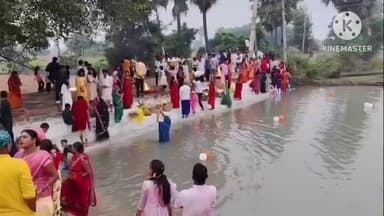 थरथरी: थरथरी प्रखंड के विभिन्न छठ घाटों पर छठ व्रतियों ने डूबते सूर्य को दिया अर्घ्य