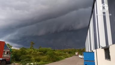 ધરમપુર: દુલસાડ સહિતના અલગ અલગ વિસ્તારોમાં કાળા ડિબાંગ વાદળો સાથે વરસાદી માહોલ