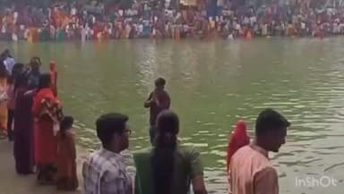 नारदीगंज: नारदीगंज प्रखंड के हंडिया की सूर्य मंदिर में डूबते हुए सूरज को दिया गया अर्घ, कई जिलों से पहुंचे लोग