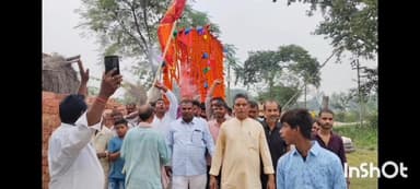 बलिया: रतसर क्षेत्र के ग्राम पंचायत नूरपुर में गाजे-बाजे के साथ निकाला गया महावीरी झण्डा जुलूस