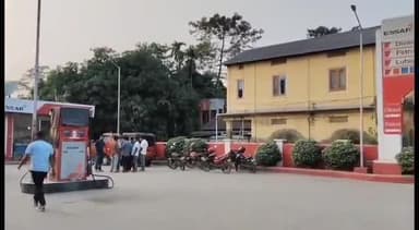 কলগাছিয়া: কলগাছিয়াৰ এছ আৰ পেট্ৰলপাম্পত ব্যপক অনিয়মৰ অভিযোগ, পানী মিহলোৱা তেল ভৰাই বিকল হল বাইক