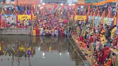 उतरौला: उतरौला नगर स्थित श्री दुःख हरण नाथ मंदिर सरोवर पर धूमधाम से मनाया गया छठ पूजा पर्व