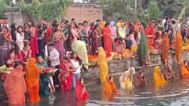 मेसकौर: छठ माई के जयकारों से गूंजे घाट, अस्ताचलगामी सूर्य को अर्घ्य दिया गया