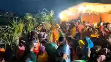 बलरामपुर: छठ महापर्व पर सरोवर पर श्रद्धालुओं की जुटी भीड़, महिलाओं ने व्रत रखकर डूबते सूर्य को अर्घ्य देकर सुख-समृद्धि की की कामना