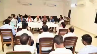 बलरामपुर: जनपद सरदार पटेल के 150वीं जयंती मनाने के संबंध में प्रभारी मंत्री राकेश सचान ने अधिकारियों के साथ की बैठक