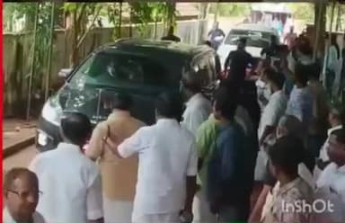 മാവേലിക്കര: മുഖ്യമന്ത്രി പിണറായി വിജയൻ രമേശ് ചെന്നിത്തലയുടെ ചെന്നിത്തലയുടെ വീട് സന്ദർശിച്ചു