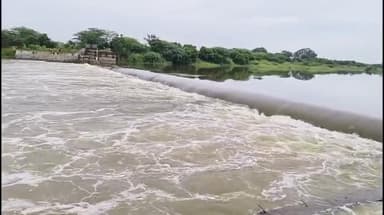 திருவள்ளூர்: கொசஸ்தலை ஆற்றில்  வெள்ளப்பெருக்கு   மடத்துக்குப்பம் -குப்பம் கண்டிகை இடையிலான  தரைப்பாலம் மூழ்கியது