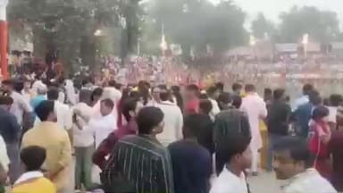 चंदौली: छठ महापर्व की आस्था में डूबा शहर, साव जी के पोखरे पर हजारों व्रति महिलाओं ने अस्ताचलगामी सूर्य को अर्घ्य दिया