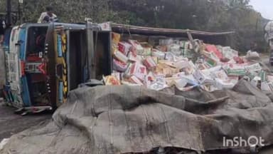 ಅಂಕೋಲ: ಬಾಳೇಗುಳಿ ಬಳಿ ಹಣ್ಣು ಸಾಗಿಸುತ್ತಿದ್ದ ಲಾರಿ ಪಲ್ಟಿ,ಅಪಾರ ಹಾನಿ