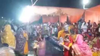 बलरामपुर: छठ पर्व की जिले में रही धूम, दुर्गा मंदिर पोखरा पर महिलाओं ने अस्तगामी सूर्य देव को दिया अर्घ्य