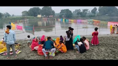 गुठनी: गुठनी प्रखंड के विभिन्न गांवों में छठव्रतियों ने डूबते सूर्य को दिया अर्घ्य