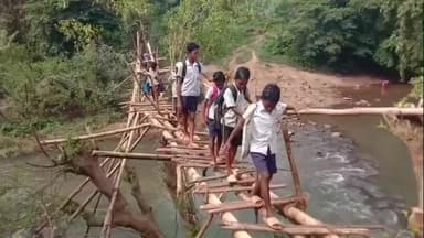 ହରିଚନ୍ଦନପୁର: ହରିଚନ୍ଦନପୁର ପଞ୍ଚମ ଗାଁରେ ବାଉଁଶ ପୋଲରେ ଆଗାମି ଭବିଷ୍ୟତ ଗଢ଼ା , କୋମଳମତି ଛାତ୍ର, ଛାତ୍ରୀଙ୍କ ସମେତ ଅଞ୍ଚଳର ଜନସାଧାରଣ