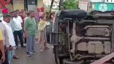 इंदापूर: इंदापूरात बोलेरो जीप आणि हुंडाई कारचा अपघात; जीप रस्त्यावर पलटली, सुदैवाने जीवितहानी नाही