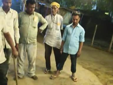 bind toli bandh
tempu chalak ke sahayog se road ke gaddhe Ward no 5,6 me sahi kiya ja raha hai isme kisi ka sahayog nhi