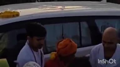 निवास: निवास पहुंचे प्रख्यात संत दादा गुरु का पुष्पवर्षा से स्वागत, लगभग पांच वर्षों से निराहार हैं संत दादा गुरु