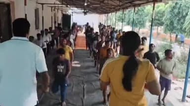 गाज़ीपुर: जिला जेल में योग शिविर, ऐरोबिक्स म्यूज़िक की धुन पर बंदियों ने किया योगाभ्यास, सिखाया गया स्वस्थ और शांत जीवन का मंत्र