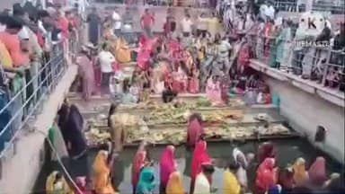 तोशाम: तोशाम में धूमधाम से मनाया छठ पर्व, श्रद्धा और भक्ति में डूबे दिखे लोग